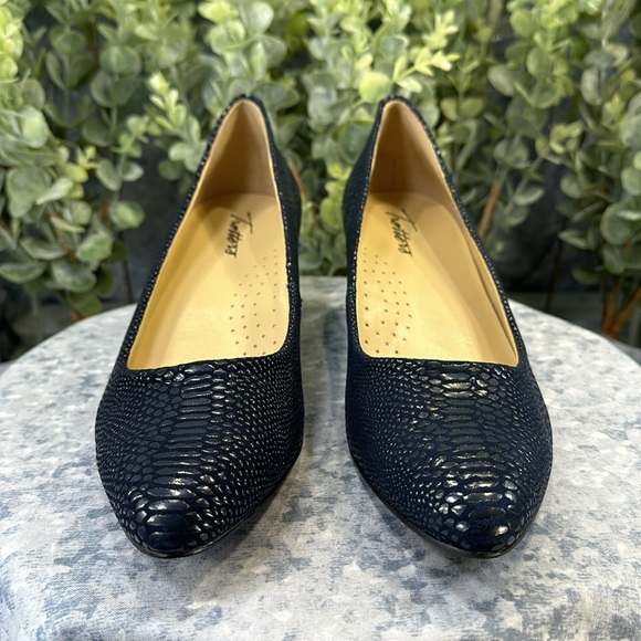 Trotters Black Textured Leather Block Heel Pumps - Picture 2 of 9